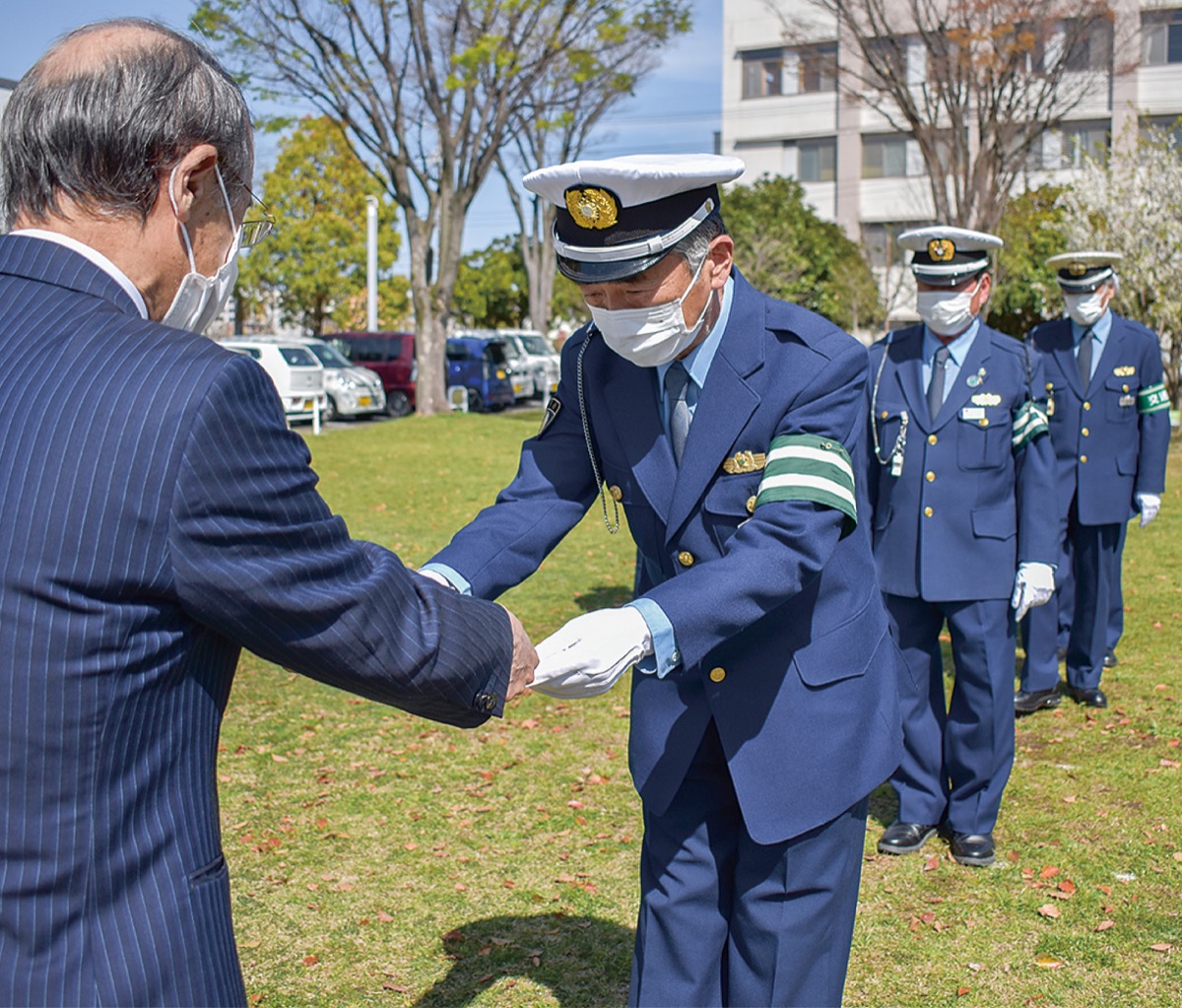 61人に交通指導員を委嘱 春の全国交通安全キャンペーンに合わせ