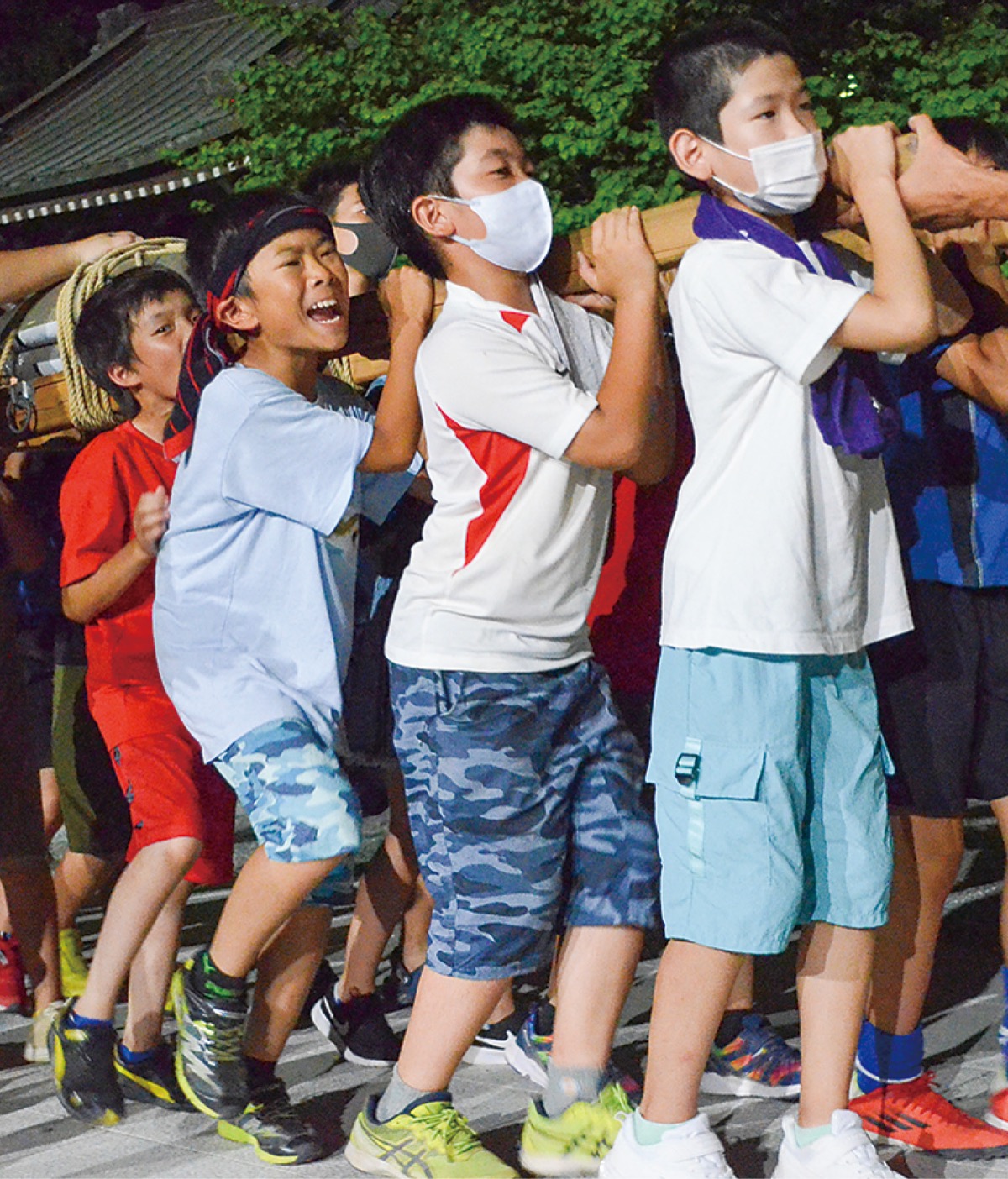 神輿を担ぐ練習をする子どもたち