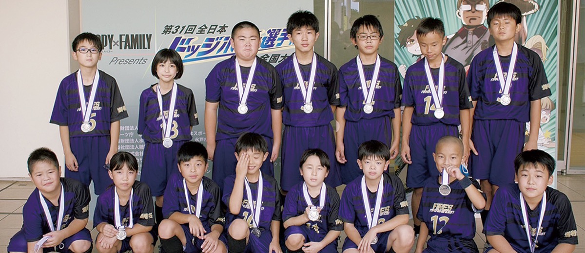メダルをかける選手