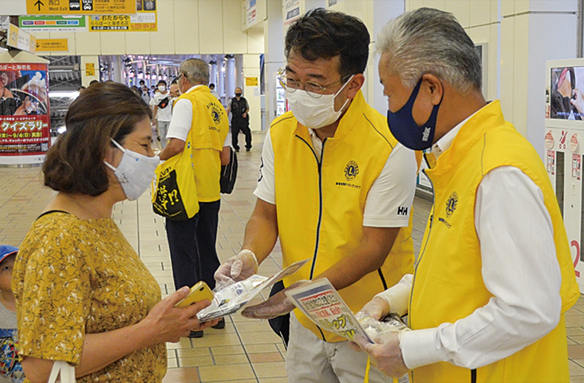 駅前で防犯啓発