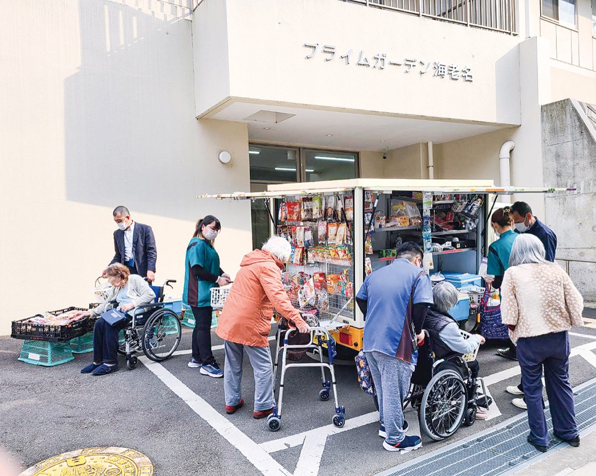 スーパーの移動販売を楽しむ入居者