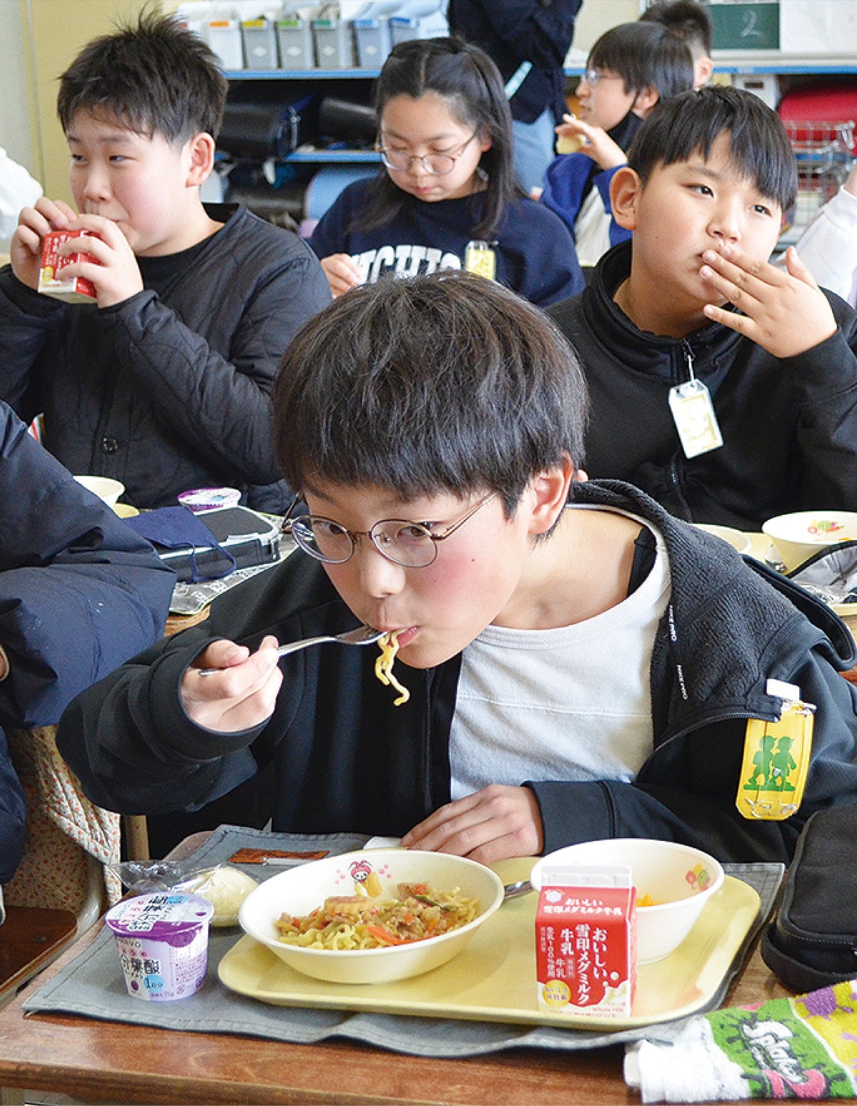 考案した給食を頬張る宇井さん