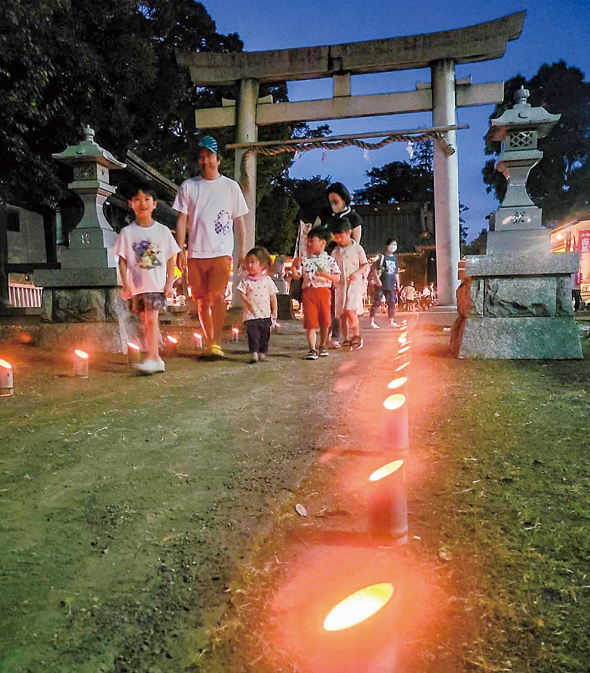 参道で点灯する竹灯籠