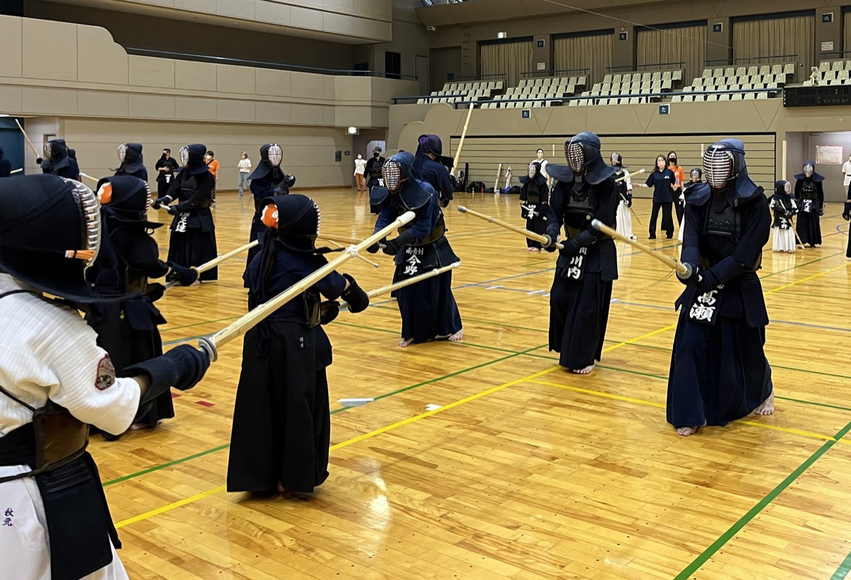 合同稽古で竹刀を振る参加者