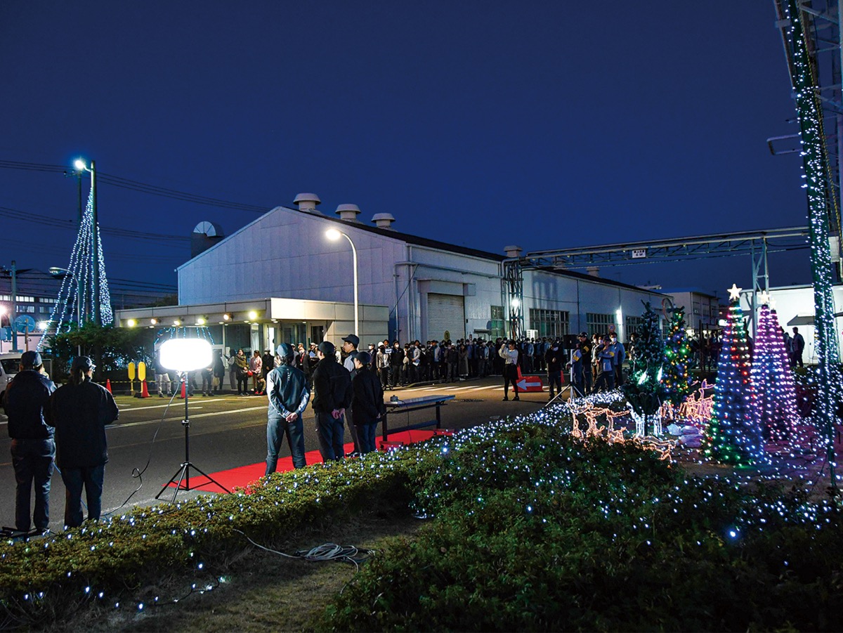 通りに向けて３万球電飾