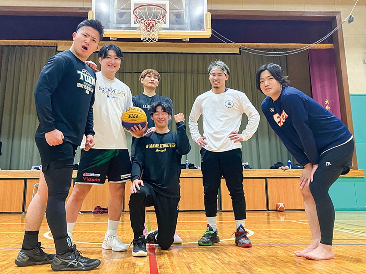 神﨑さん（左から２人目）と所属選手
