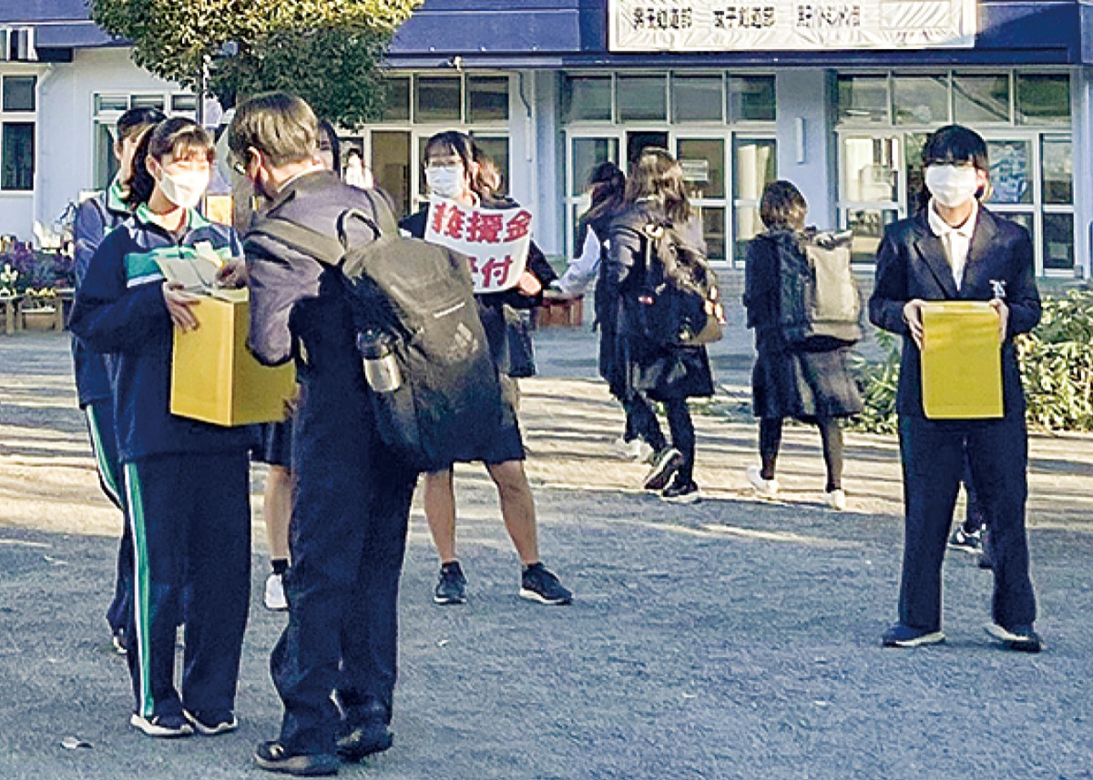 募金を呼びかける柏ケ谷中の生徒