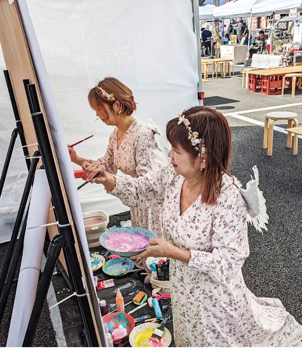 海老名でのマルシェで描く高木さん（手前）