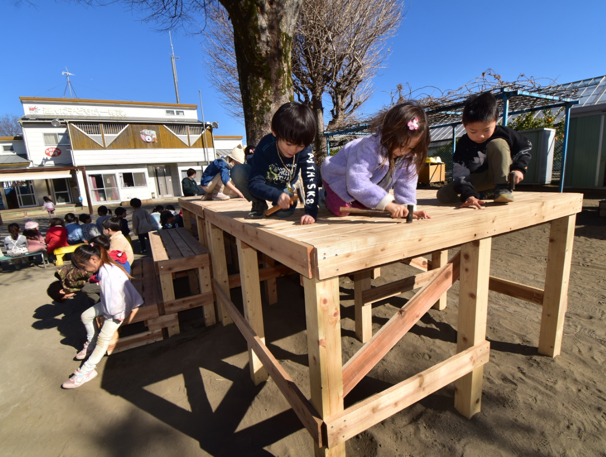 園児が懸命に釘打ち