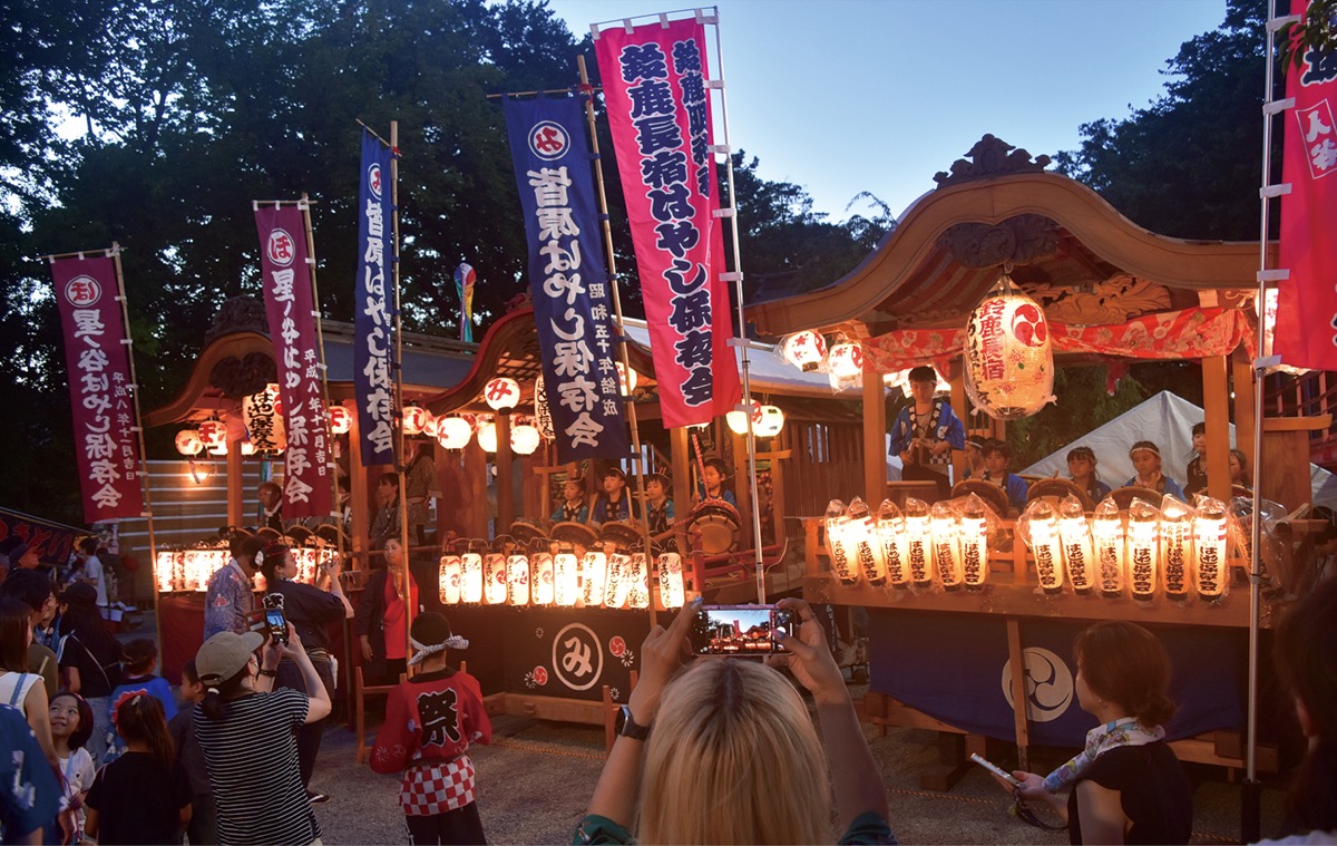 提灯に照らされながら懸命に打ち込む