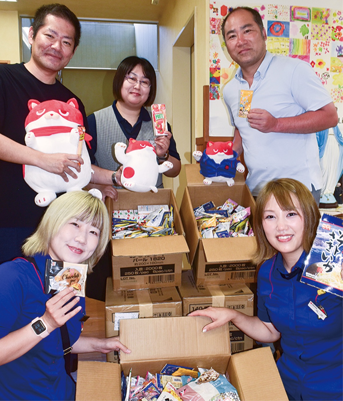 會田店長（左上）などが数箱分を届けた