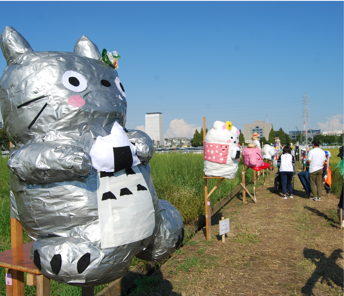 海老名市中新田で9月21日まで、55体の作品が並ぶ「かかしまつり」