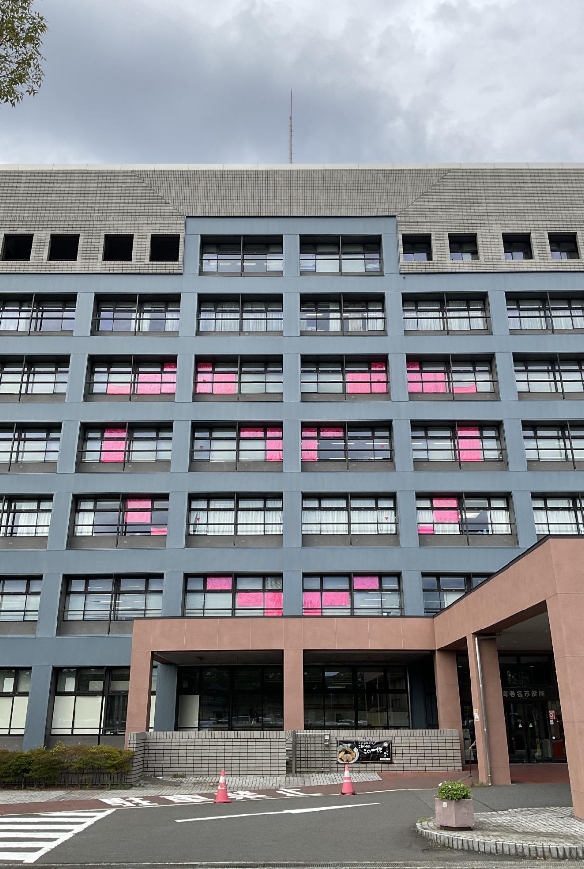 海老名市役所で10月31日まで、ピンクのハートが”お出迎え”