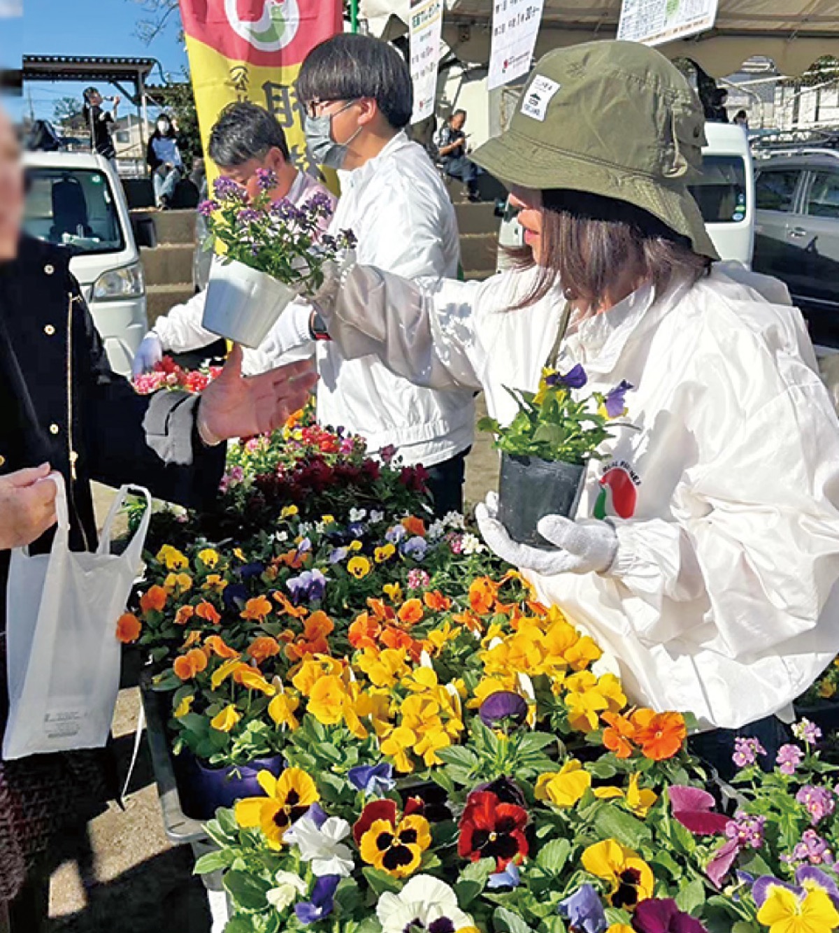 ふるさとまつりで花苗配布