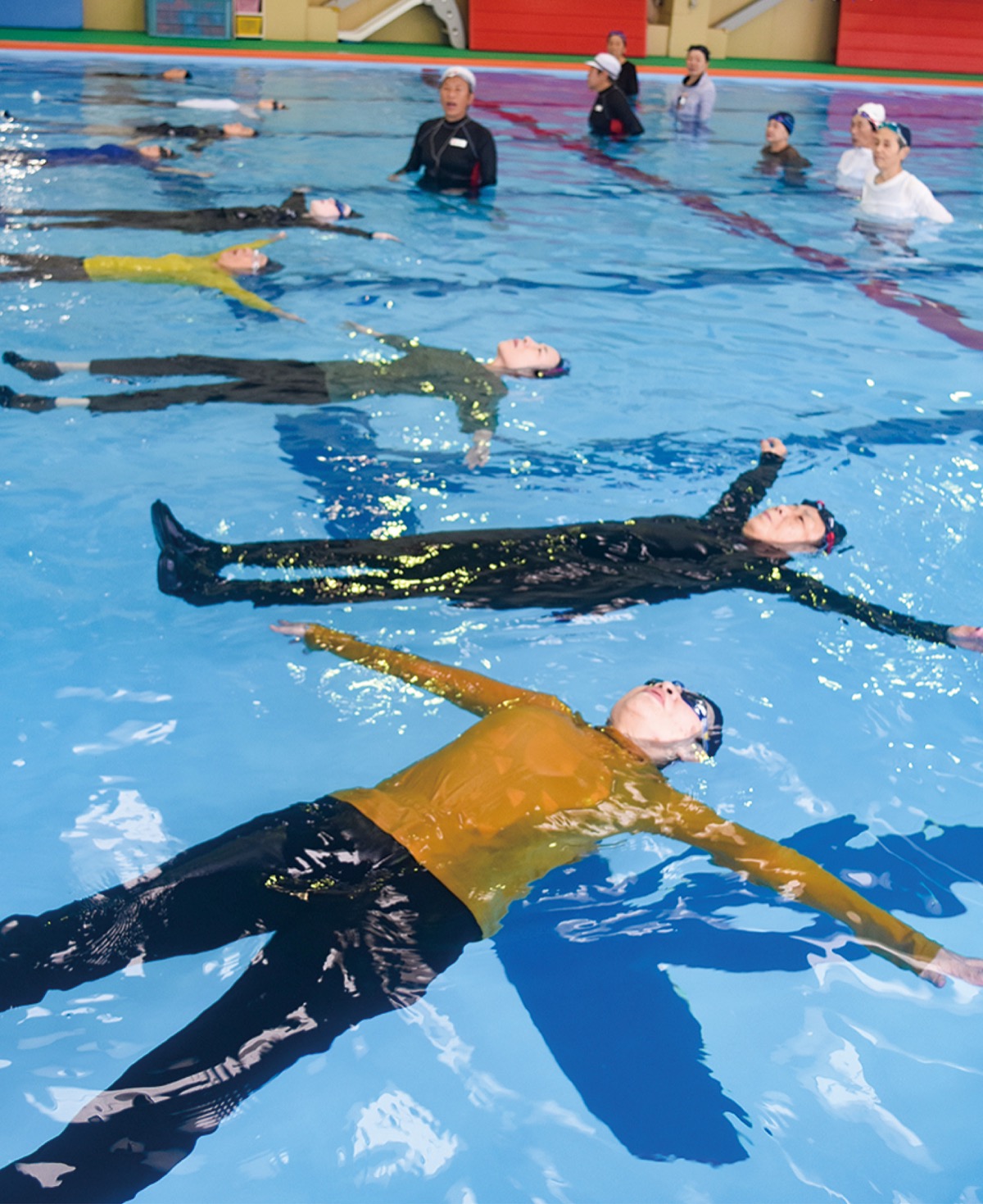 浮いて救助を待つ