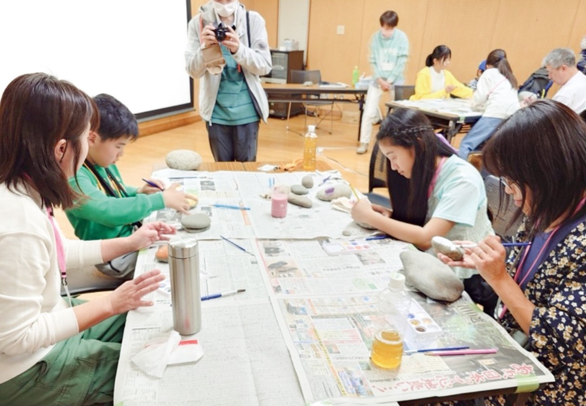 川の石に描いて交流