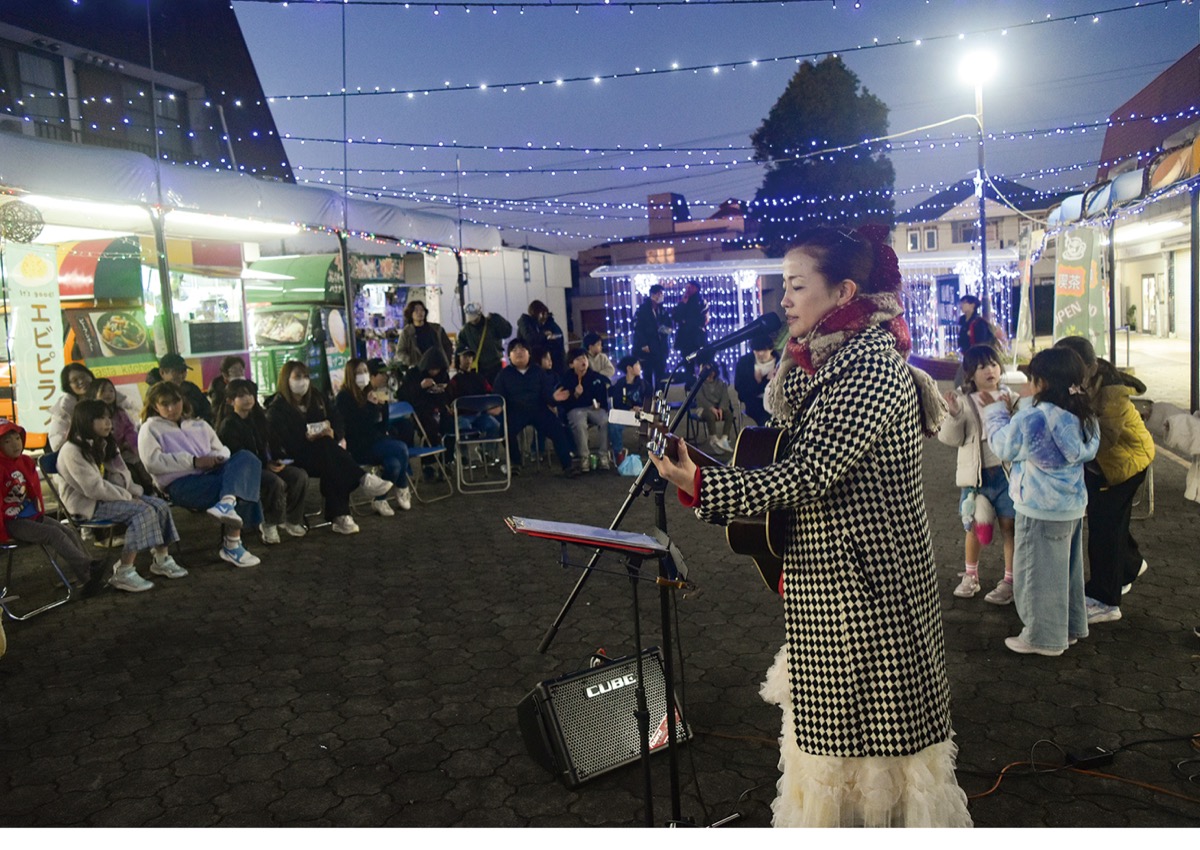 賑わいの工夫きらめく