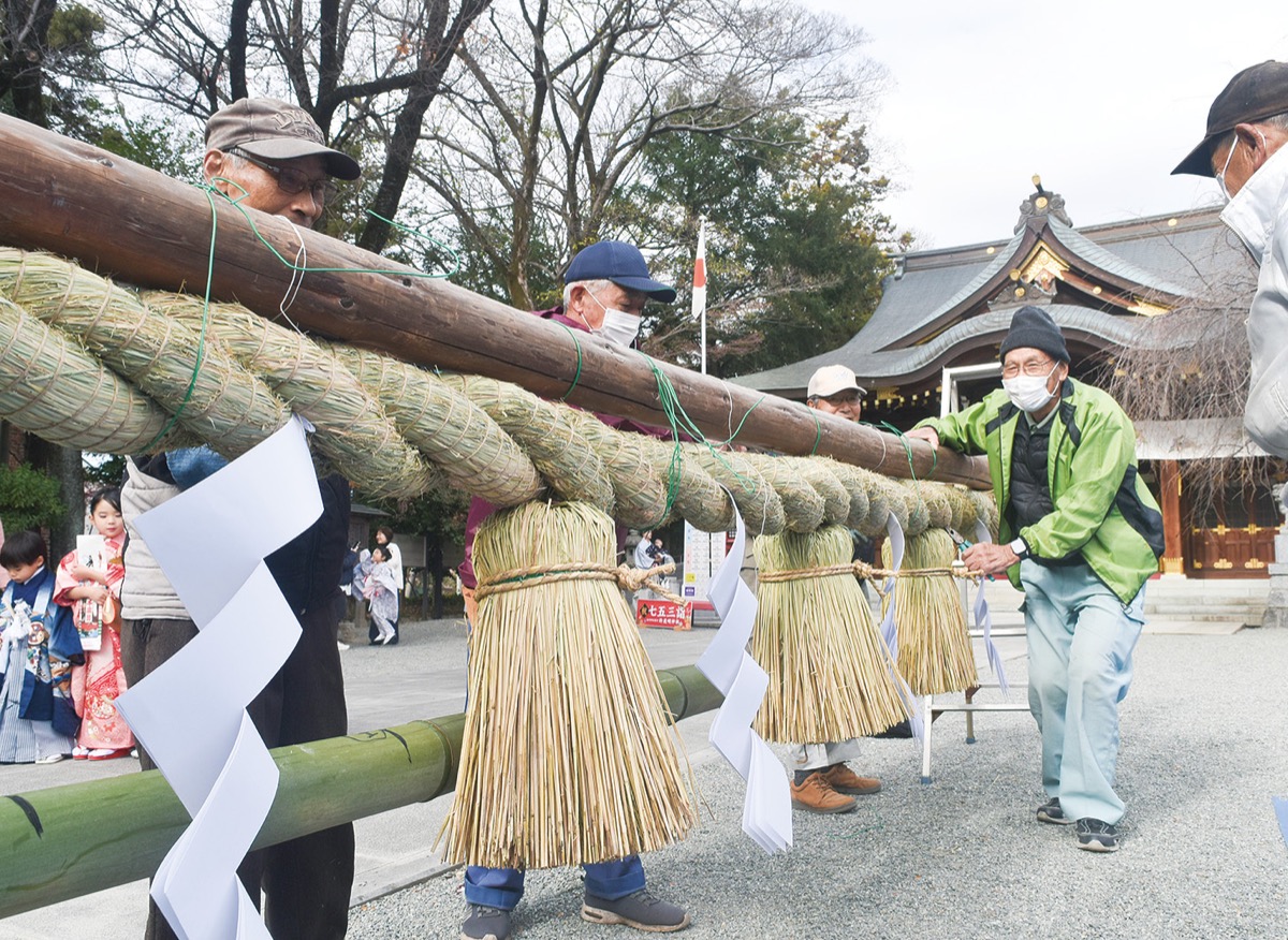 大注連縄（しめなわ）新しく