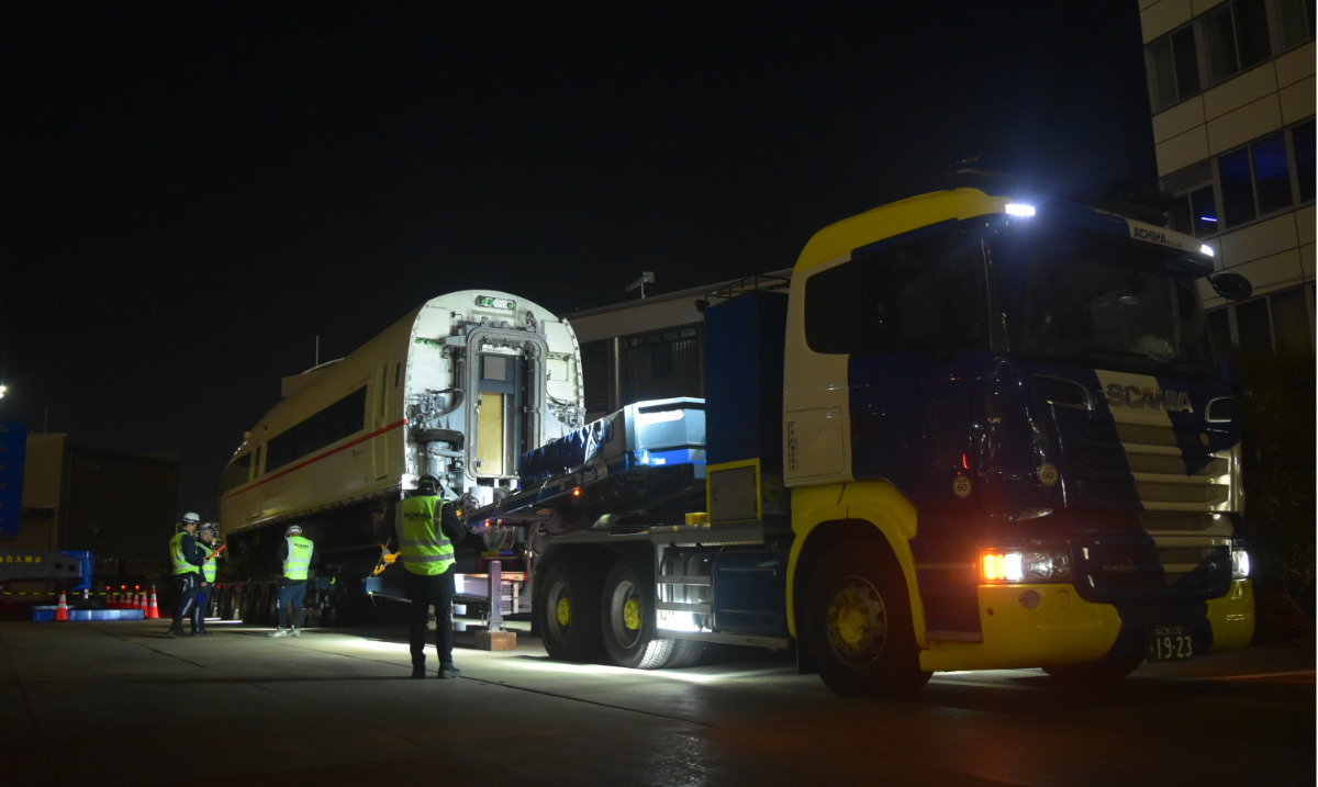 後ろ向きに載せられた車両