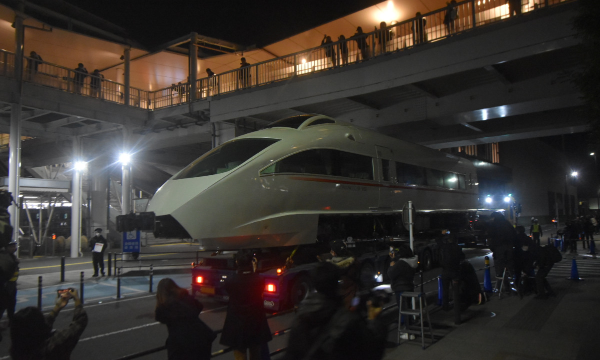 自由通路をくぐる