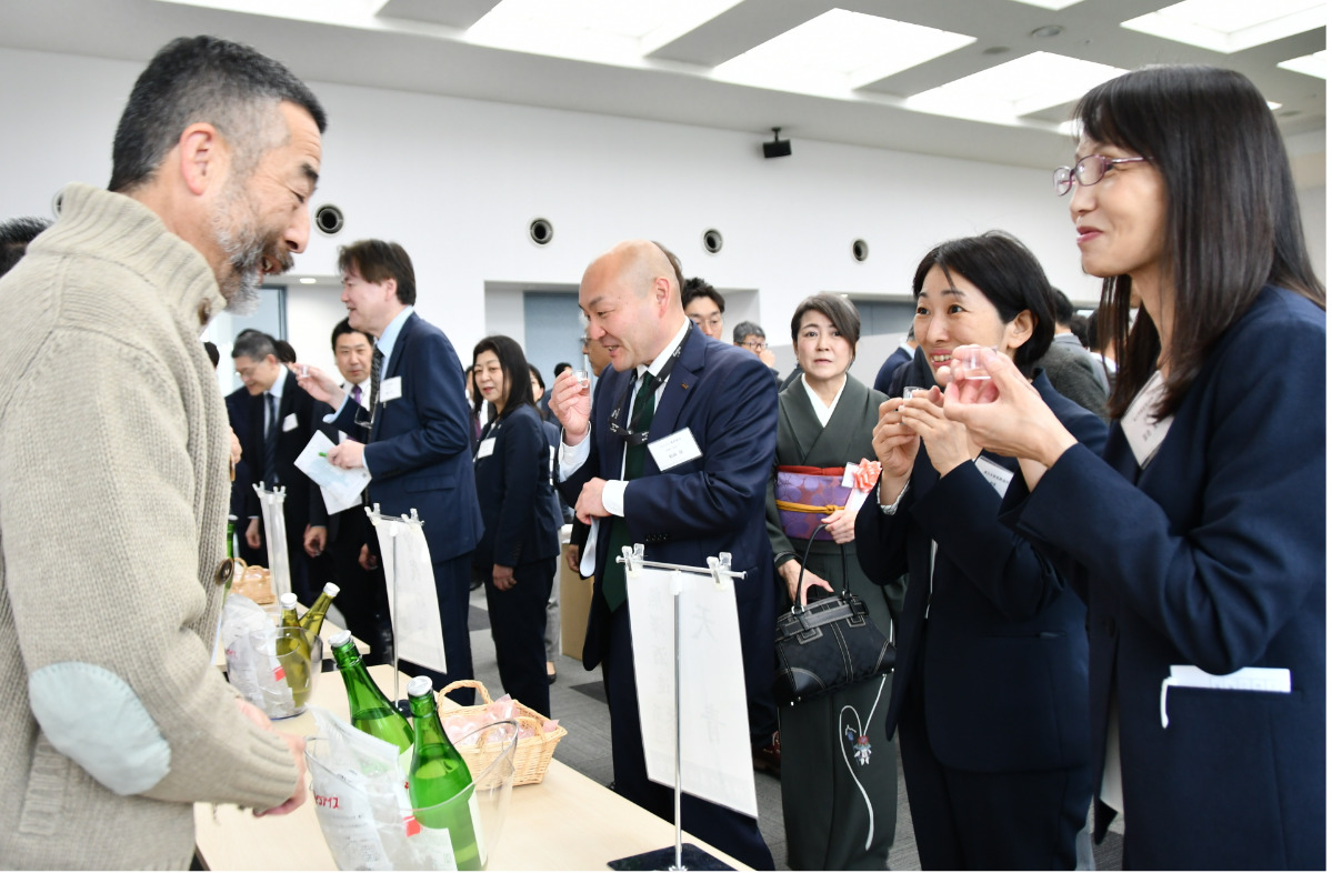 蔵元の関係者と談笑する参加者