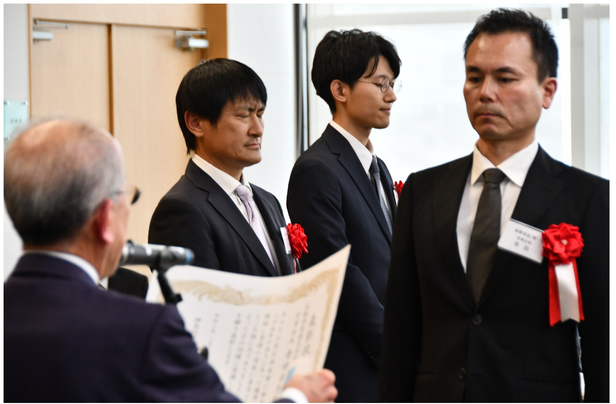 永年勤続の表彰を受ける会員蔵元の社員たち