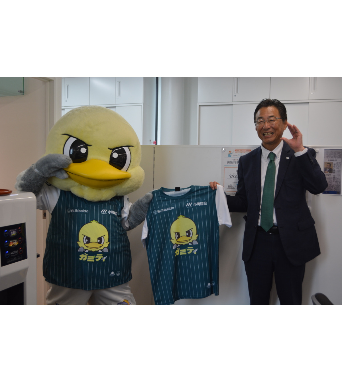 くちばしポーズをとる小野田社長（右）