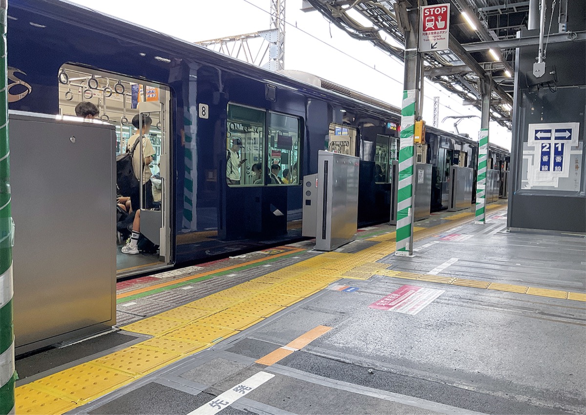 海老名駅ホームに設置されたホームドア