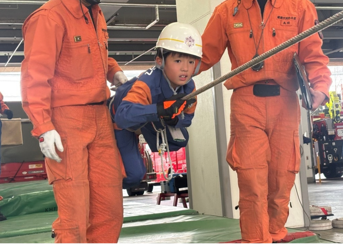 ロープを渡るクラブ員