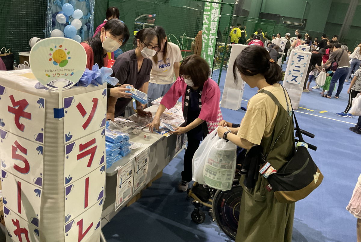 スタンプラリーで会場を回る参加者
