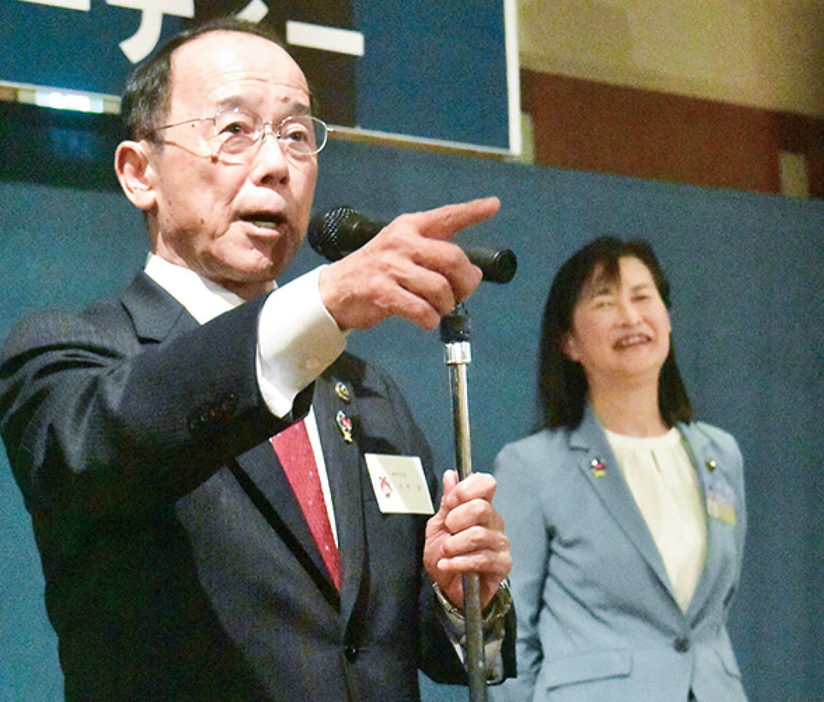 エールを送る海老名市長と座間市長