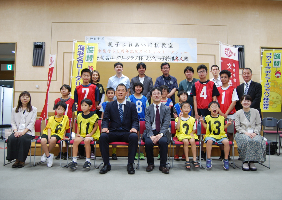 北浜八段(前列中央右)、森田会長(同左)と入賞者ら