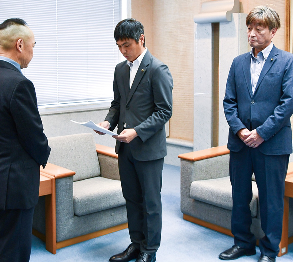 松橋議長に答申書を手渡す竹田委員長=8月24日座間市議会
