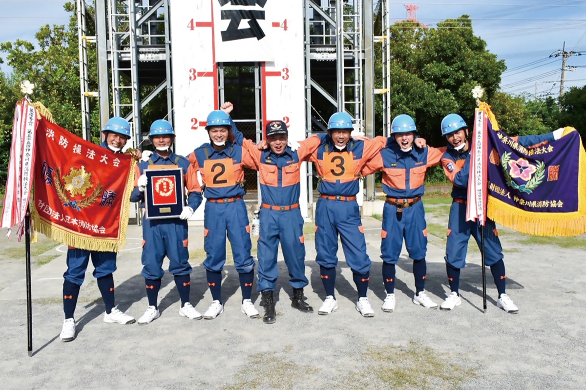 県大会優勝を喜ぶ第3分団の団員ら