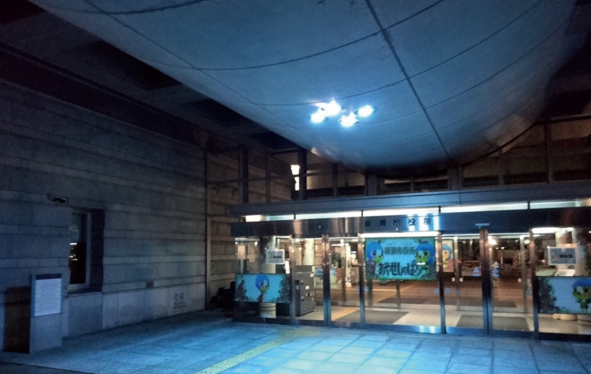 綾瀬市役所の玄関