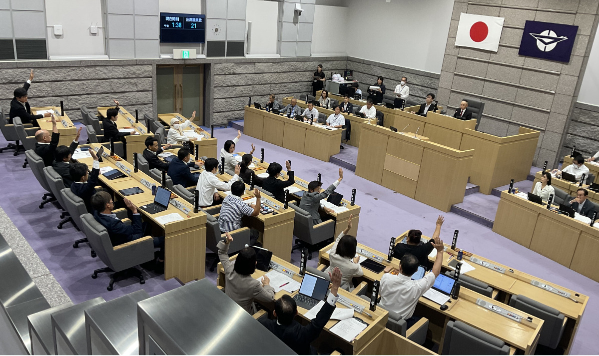 座間市議会　熊切氏の辞職勧告、荻原氏の問責ともに全会一致で可決 (写真1)