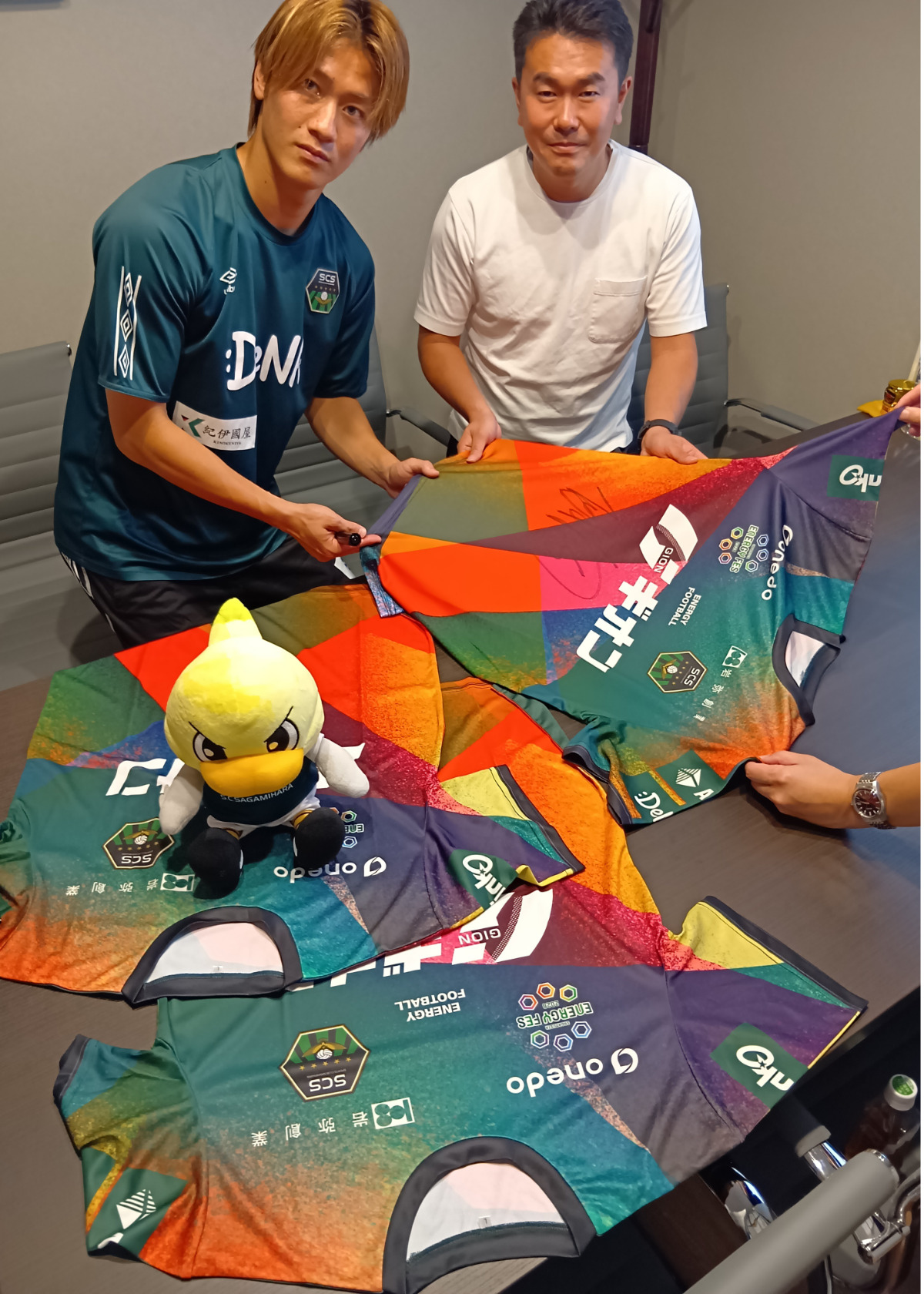 海老名市社家の岩弥創業(株)ではサッカー経験者の岩崎英太郎取締役が「地元の企業として応援します。J2、J1までのぼってほしい」とエールを送った。