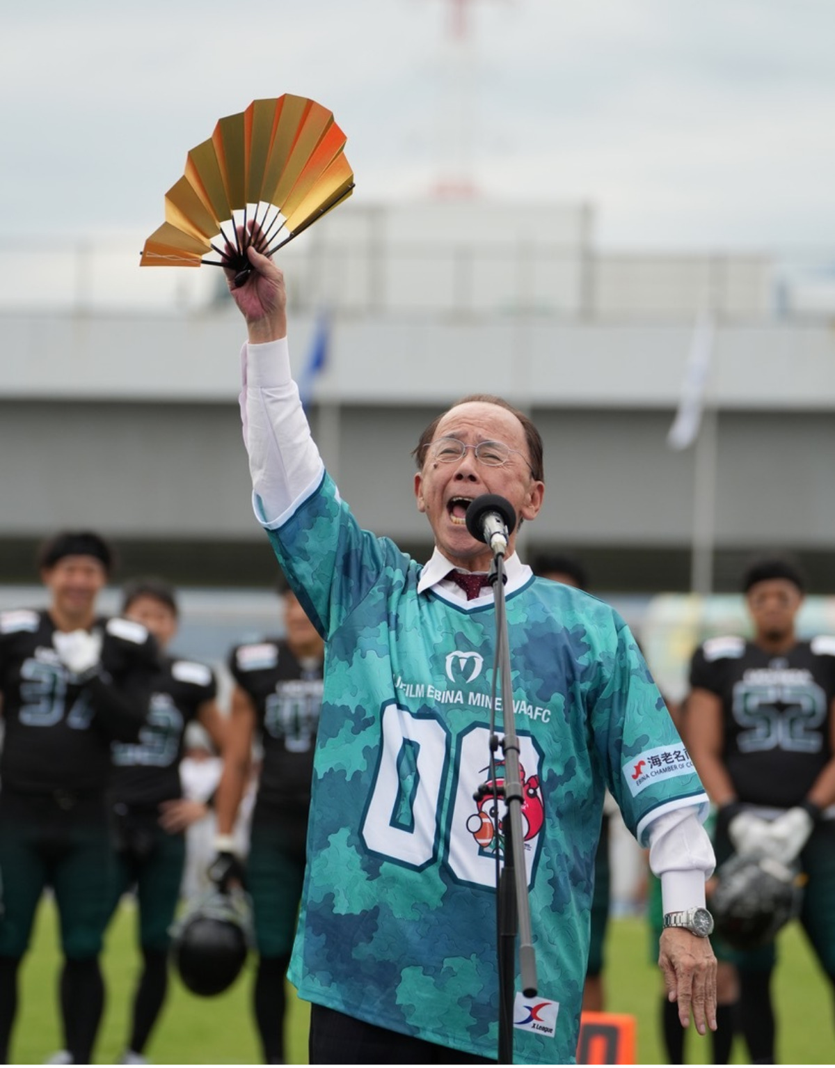 エールを送る内野市長