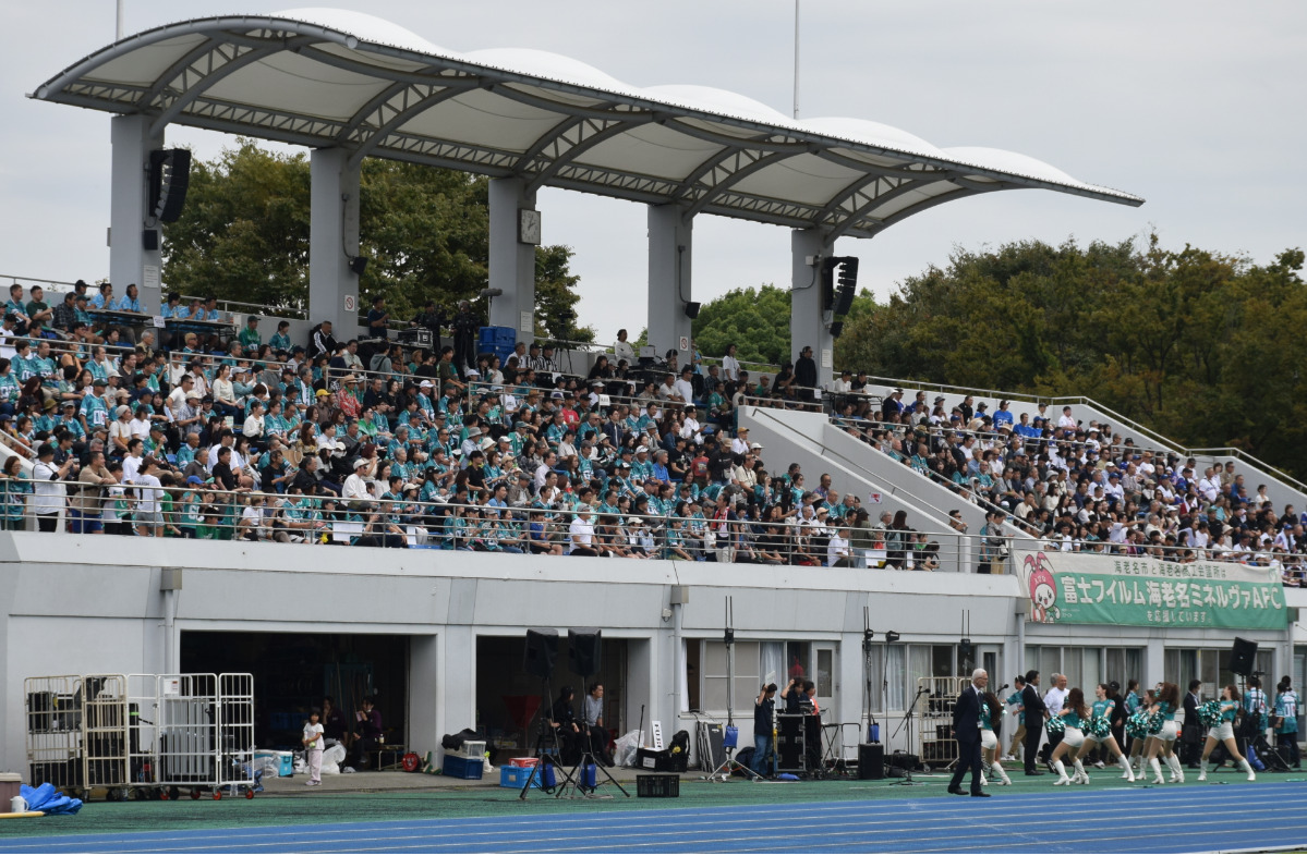 スタンドを緑一色に埋め尽くすファン