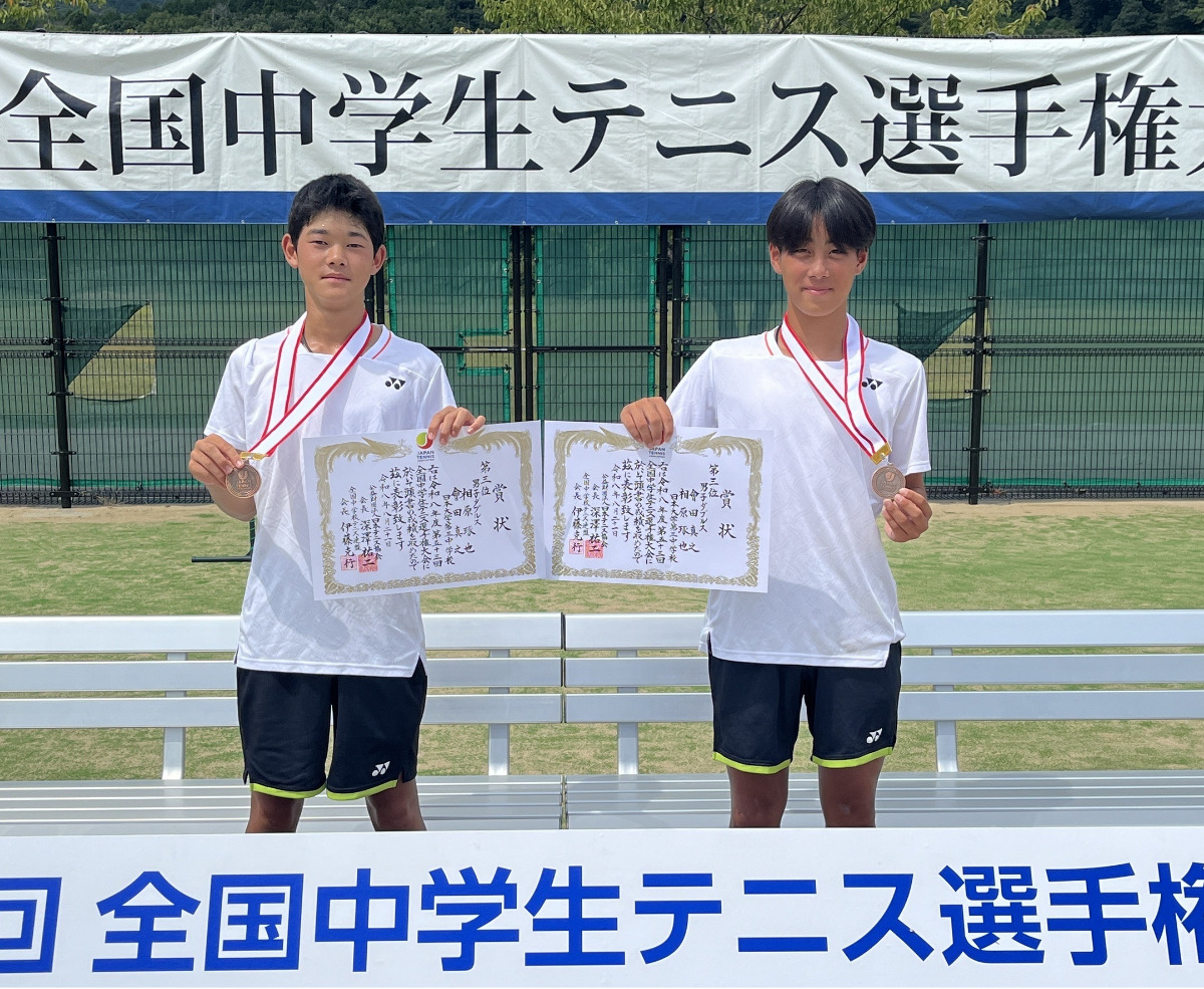 賞状を掲げる會田さん(右)と相原さん