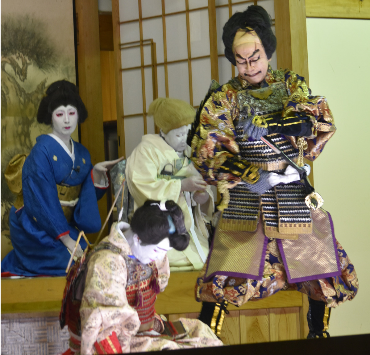 瀕死の光秀の子(中央)と光秀(右端)