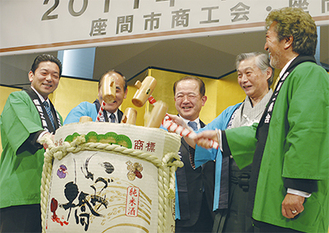 鏡開きをする山本県議、長谷川議長、遠藤市長、大塚会長、渡慶次会長（左から）