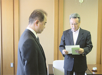 渡辺会長（右）から遠藤市長へ義援金が届けられた