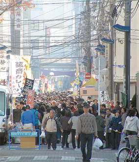 ３万人が訪れた平塚の朝市サミット（昨年）