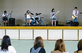 観客の前で演奏を披露する生徒たち