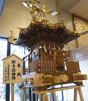 祭りでは小田急電鉄から奉納された神輿を担ぐ