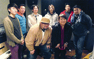 曲作りに携わったメンバー。前列右から座間ＪＣの倉持さん、志澤さん、木村さん。後列右から安藤さん、３番目が濱野さん、４番目が丸山さん