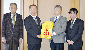 櫻田会長（右から２番目）から遠藤市長へ手渡された