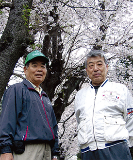 坂本理事長（左）と、企画担当を務める天白位刀尾（てんぱくいとお）理事