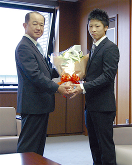 遠藤市長から花束を受け取る井上選手